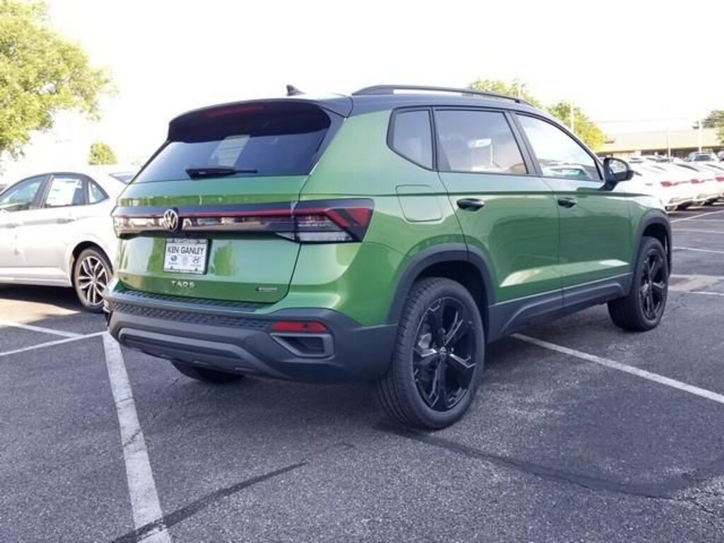 New 2026 Volkswagen Taos 1.5T SE Black SUV