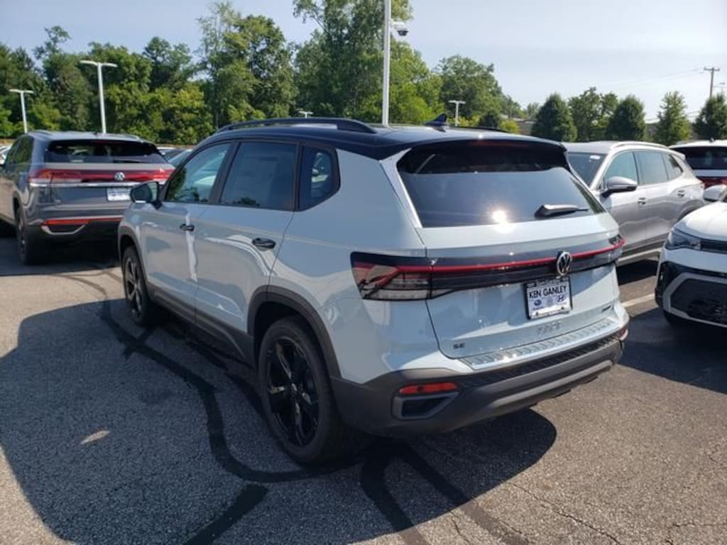 New 2026 Volkswagen Taos 1.5T SE Black SUV