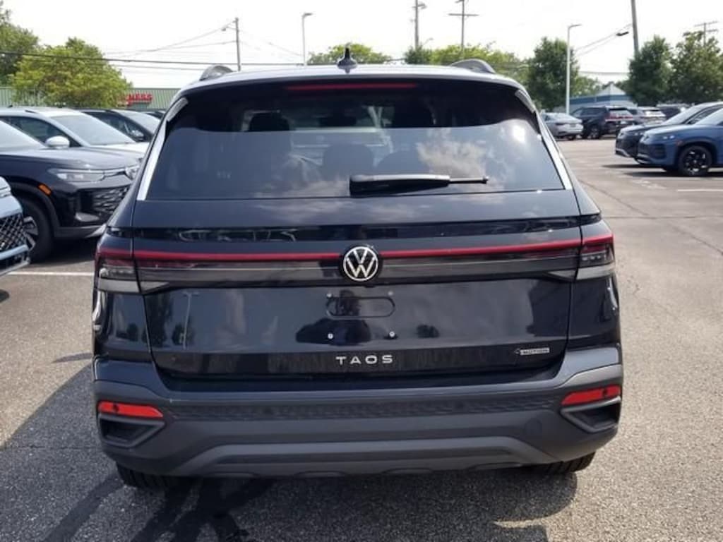 New 2026 Volkswagen Taos 1.5T SE Black SUV