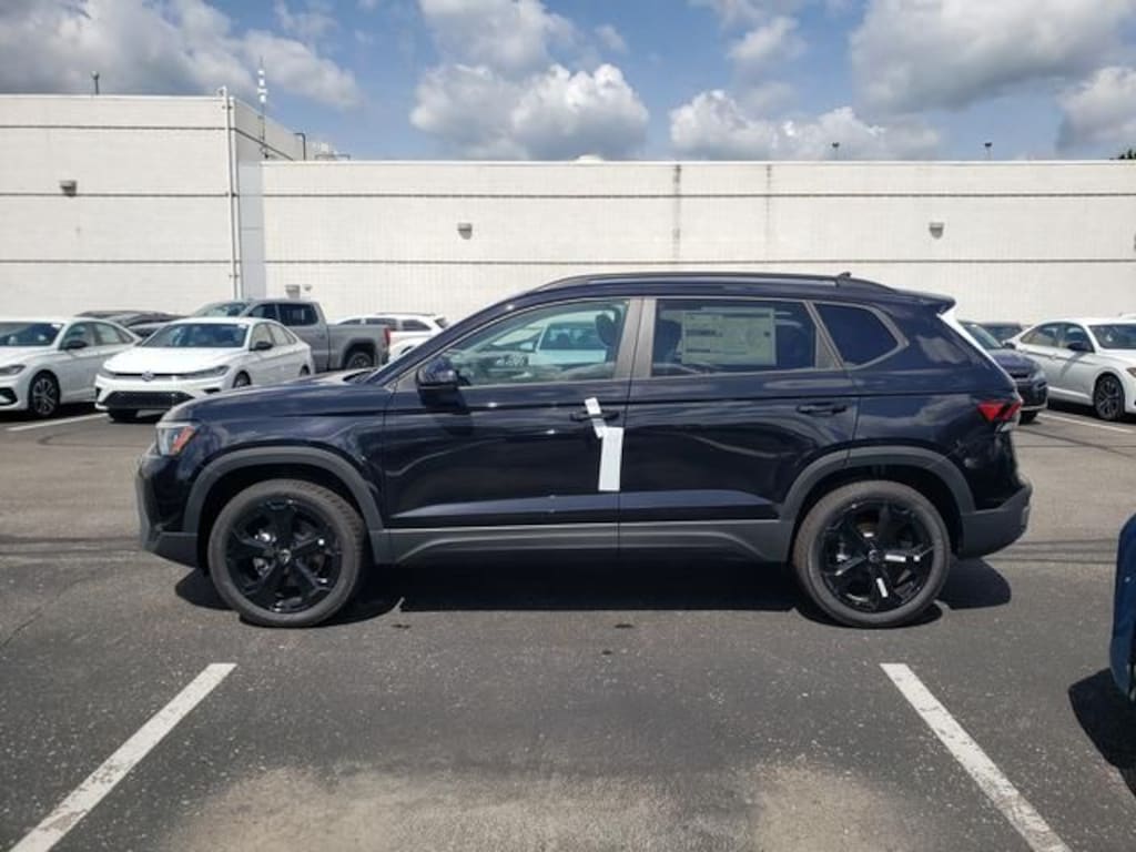 New 2026 Volkswagen Taos 1.5T SE Black SUV