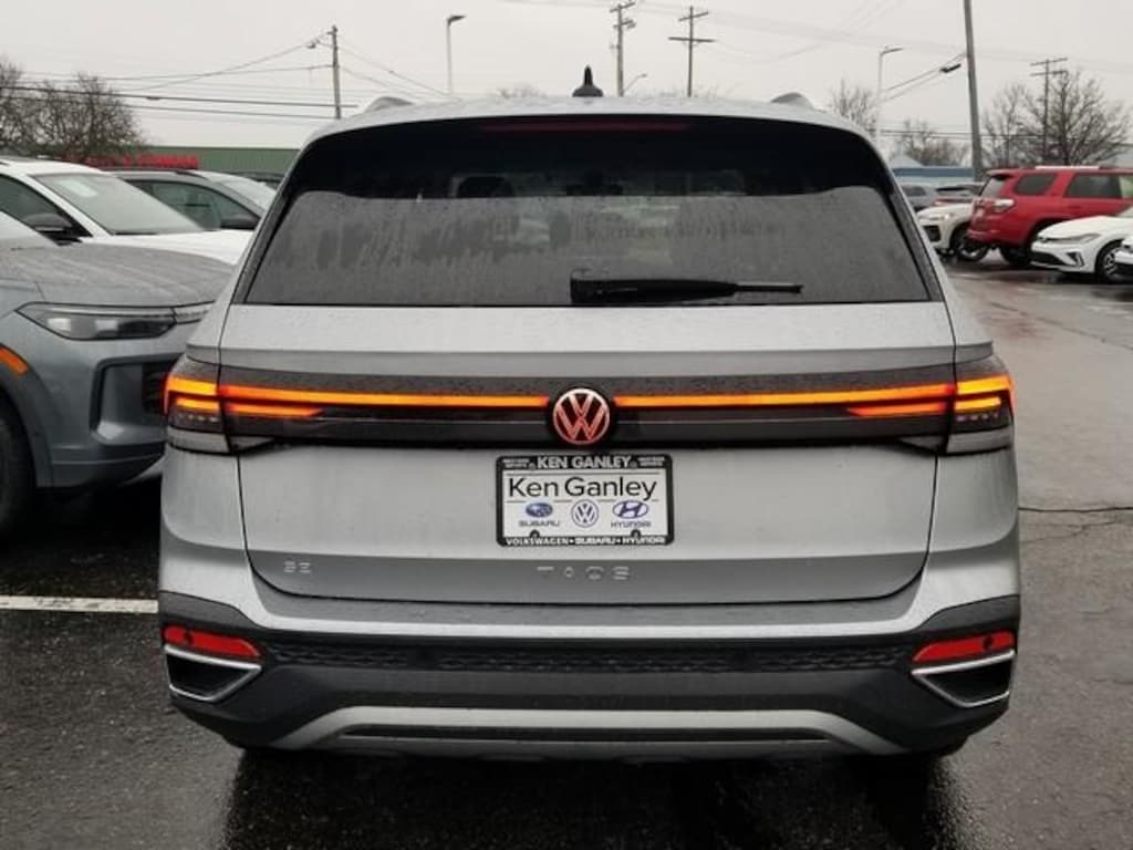 New 2025 Volkswagen Taos 1.5T SE SUV
