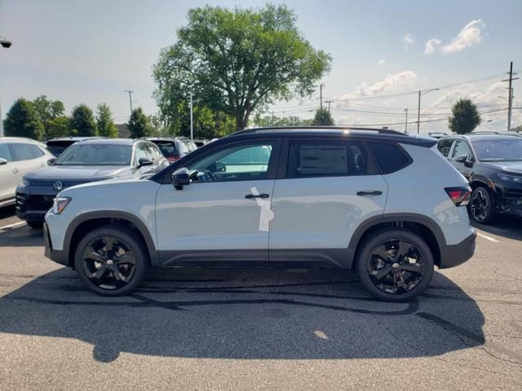 New 2026 Volkswagen Taos 1.5T SE Black SUV