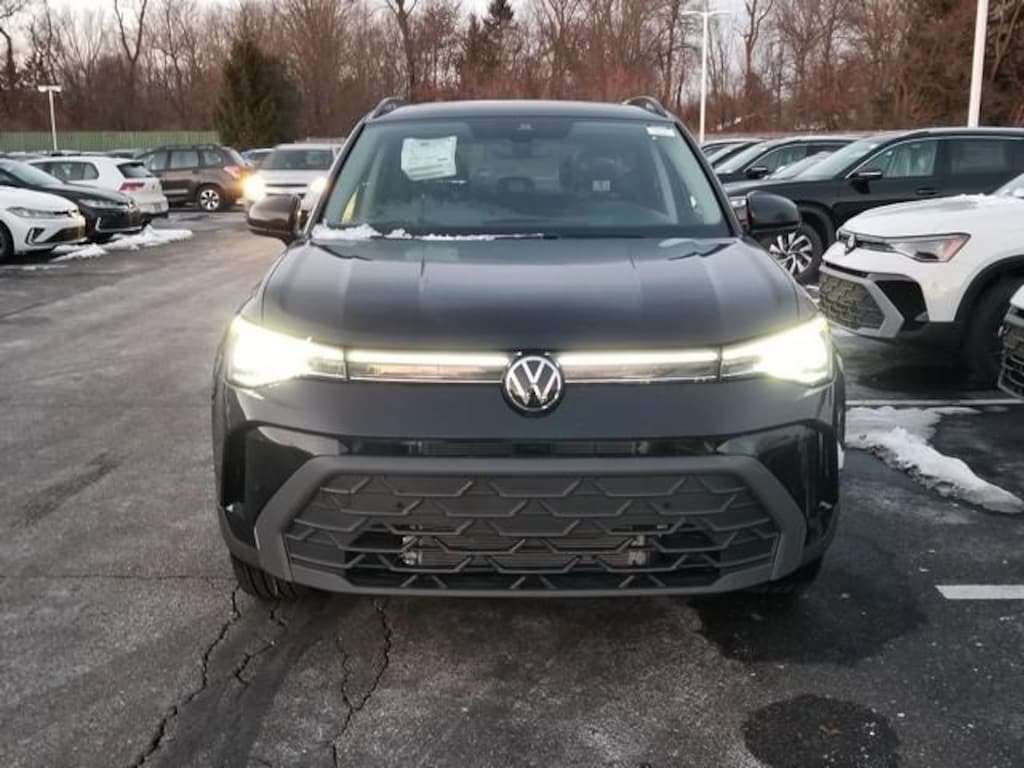 New 2025 Volkswagen Taos 1.5T SE Black SUV