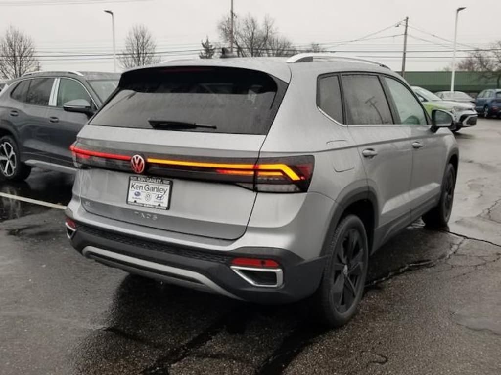 New 2025 Volkswagen Taos 1.5T SE SUV