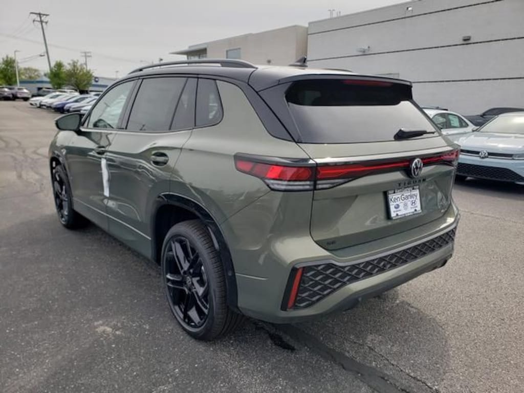 New 2026 Volkswagen Tiguan 2.0T SE R-Line Black SUV