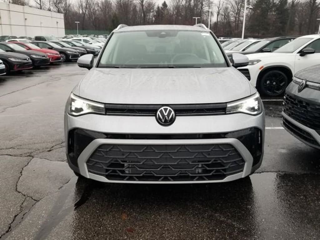 New 2025 Volkswagen Taos 1.5T SE SUV