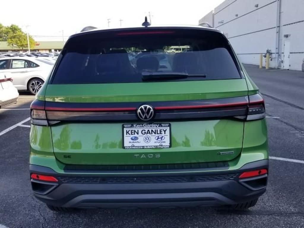 New 2026 Volkswagen Taos 1.5T SE Black SUV