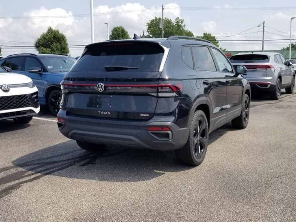New 2026 Volkswagen Taos 1.5T SE Black SUV