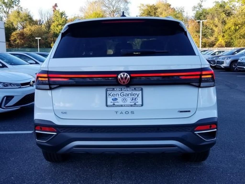 New 2025 Volkswagen Taos 1.5T SE SUV