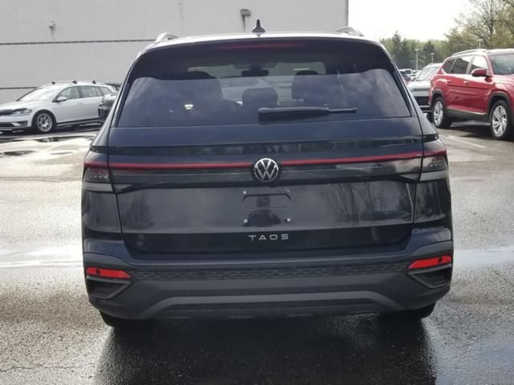 New 2026 Volkswagen Taos 1.5T SE Black SUV