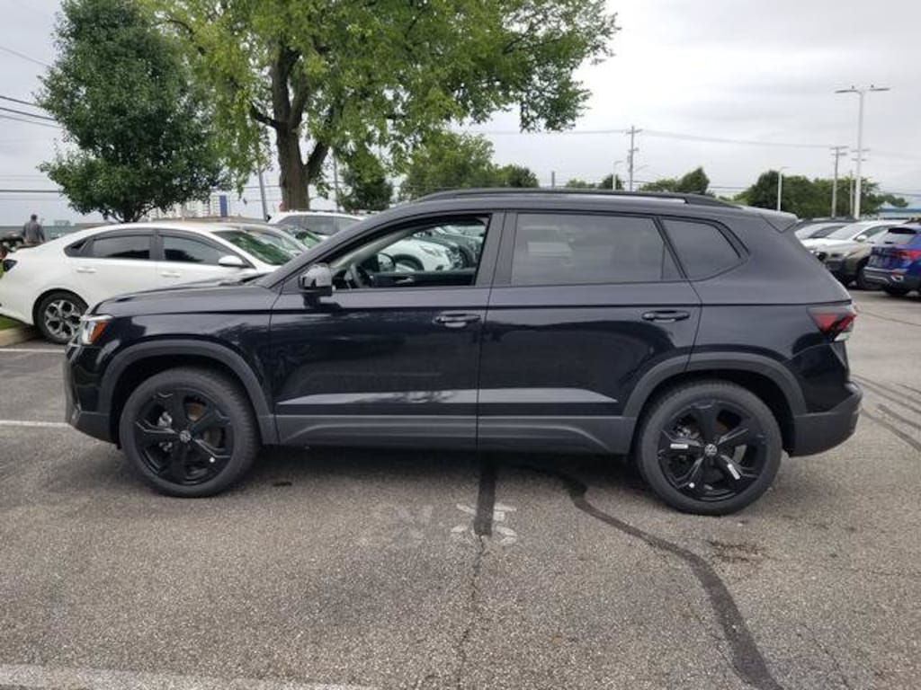 New 2026 Volkswagen Taos 1.5T SE Black SUV