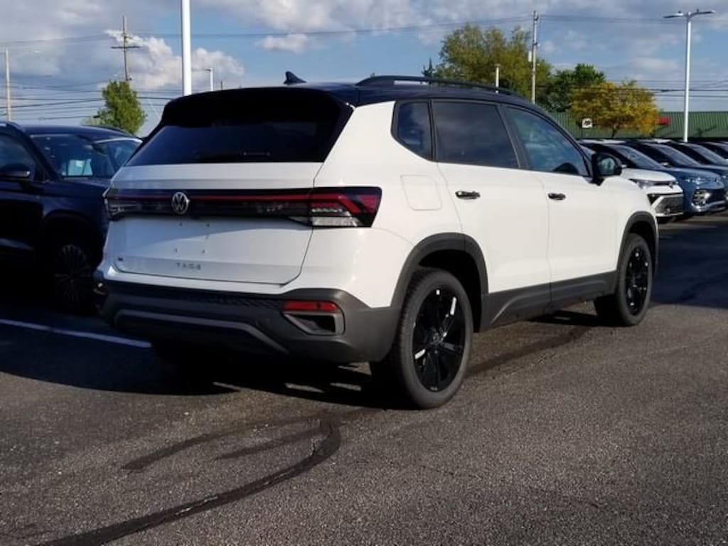 New 2026 Volkswagen Taos 1.5T SE Black SUV