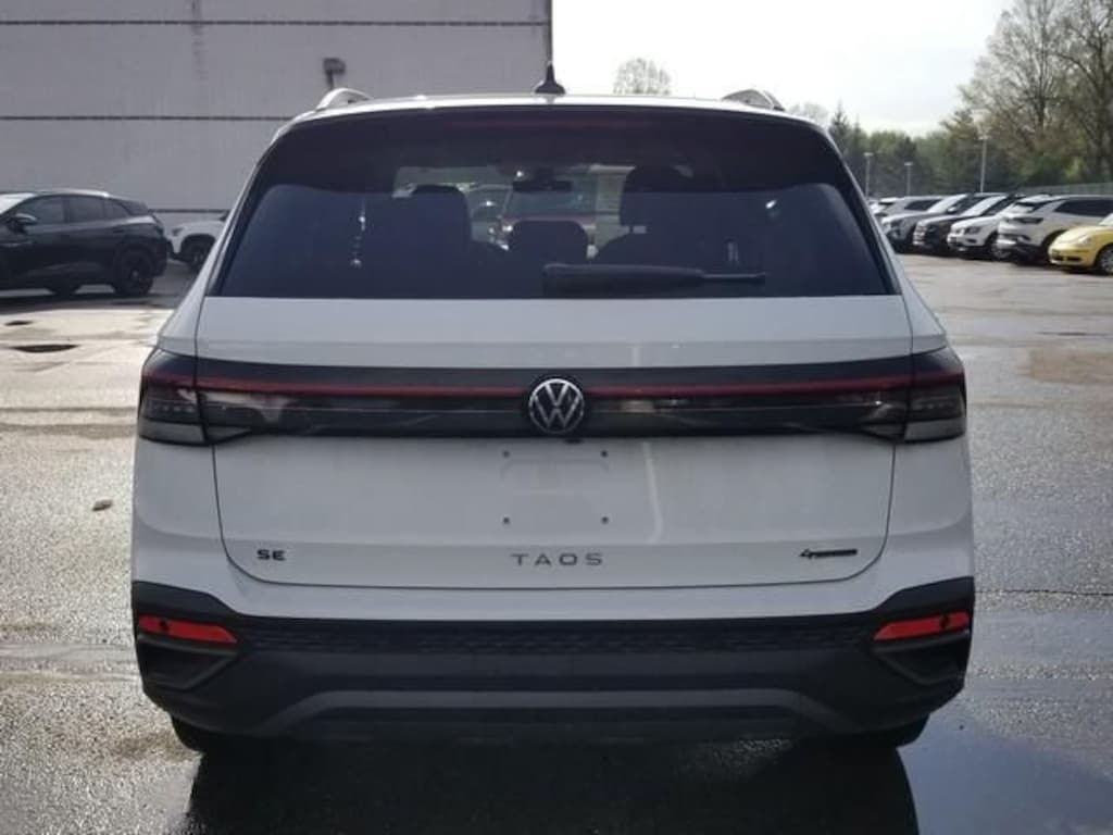 New 2026 Volkswagen Taos 1.5T SE Black SUV
