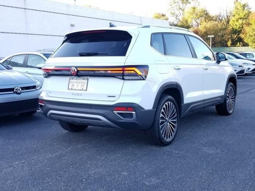 New 2025 Volkswagen Taos 1.5T SE SUV