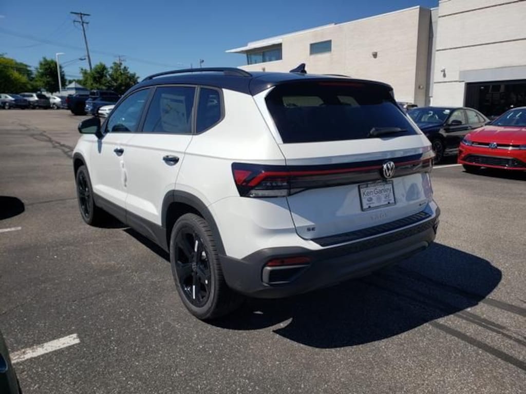 New 2026 Volkswagen Taos 1.5T SE Black SUV