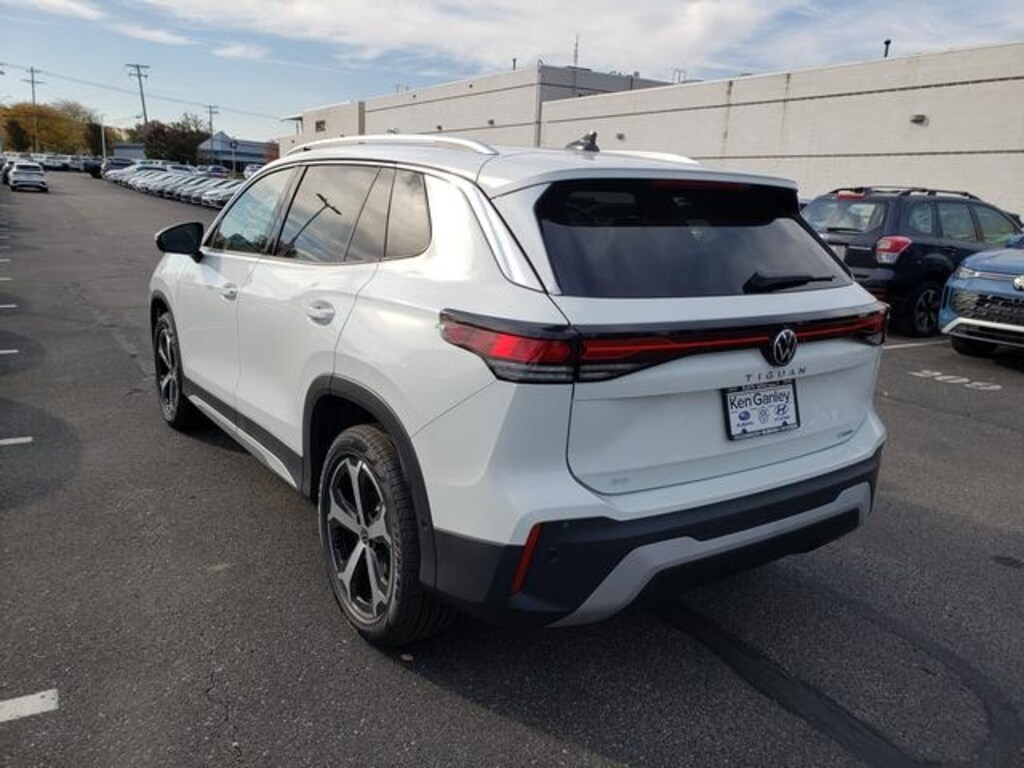 New 2025 Volkswagen Tiguan 2.0T SE SUV