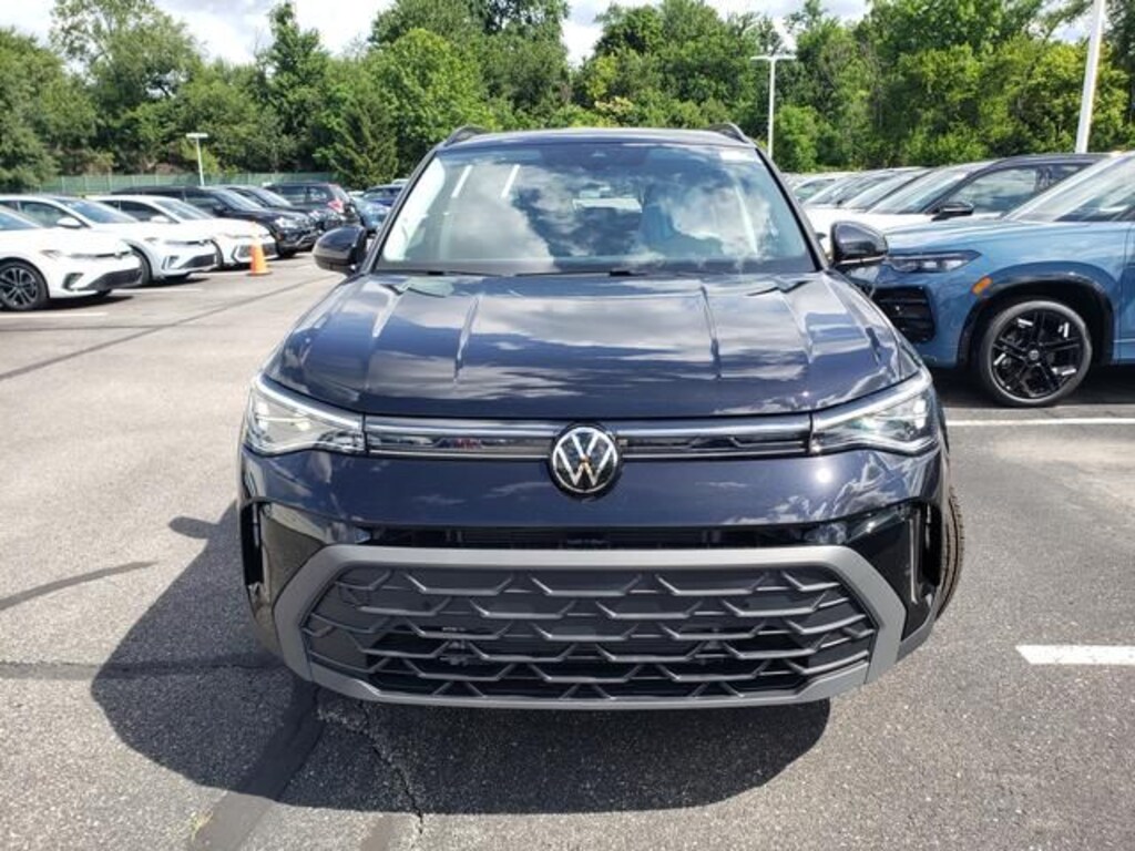 New 2026 Volkswagen Taos 1.5T SE Black SUV