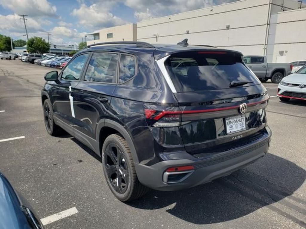 New 2026 Volkswagen Taos 1.5T SE Black SUV