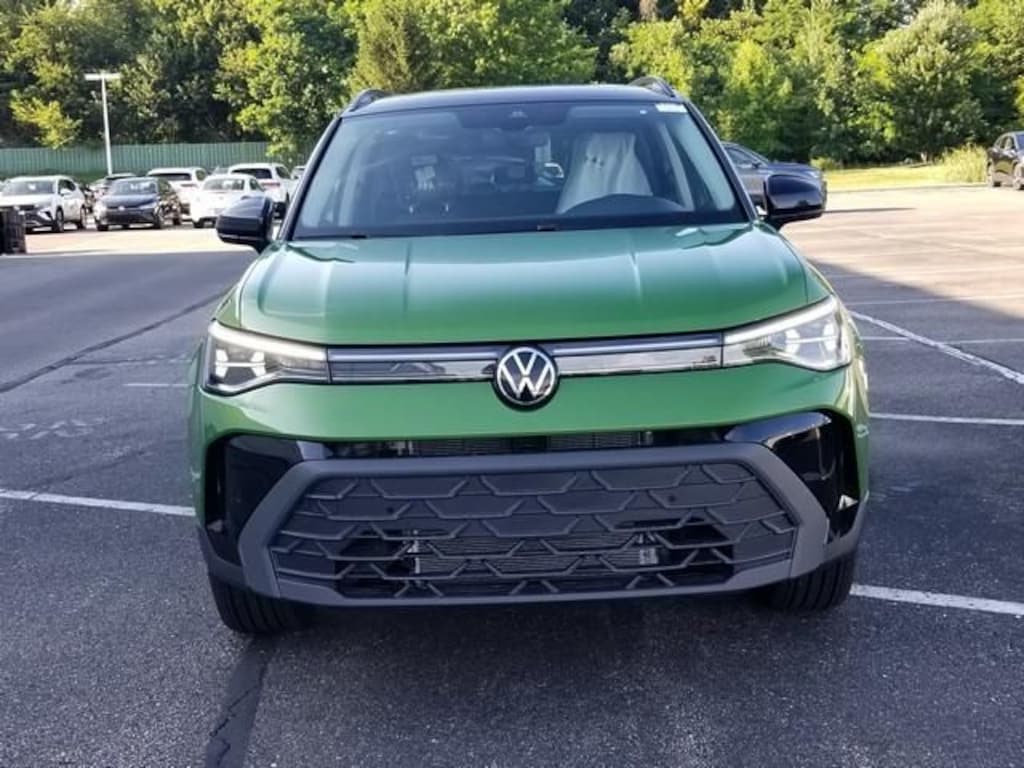 New 2026 Volkswagen Taos 1.5T SE Black SUV