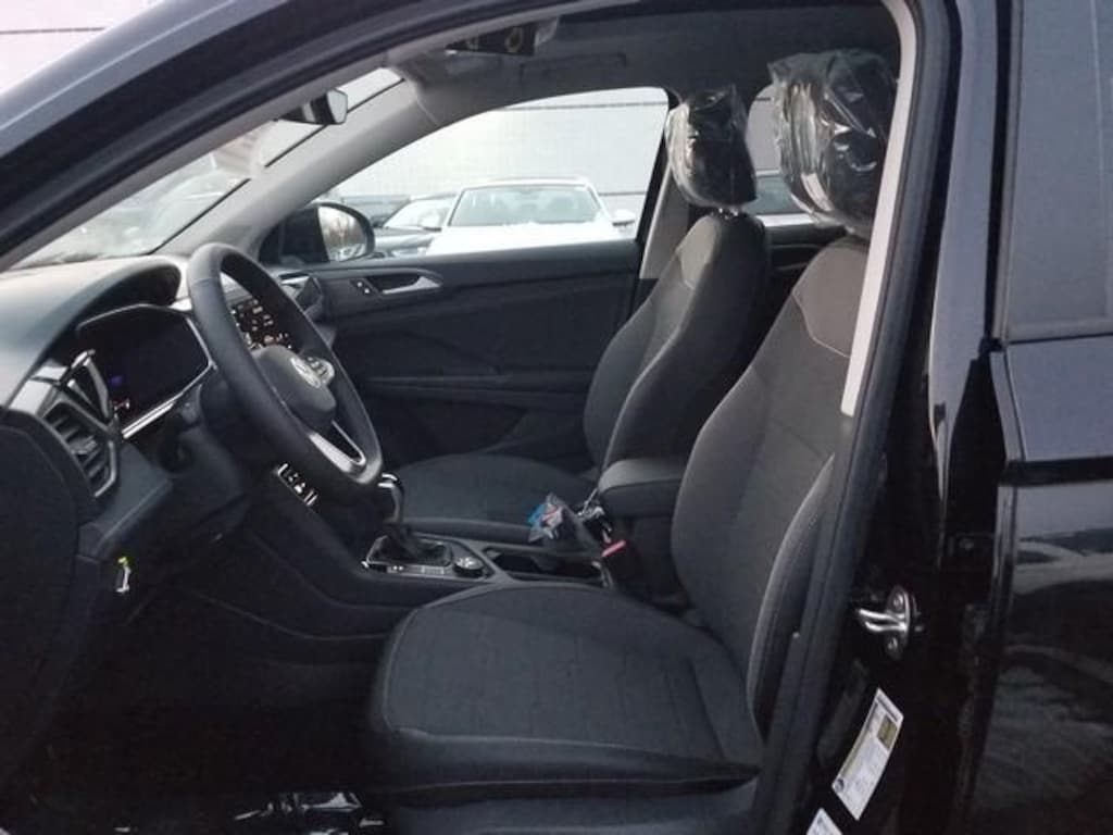 New 2025 Volkswagen Taos 1.5T SE Black SUV