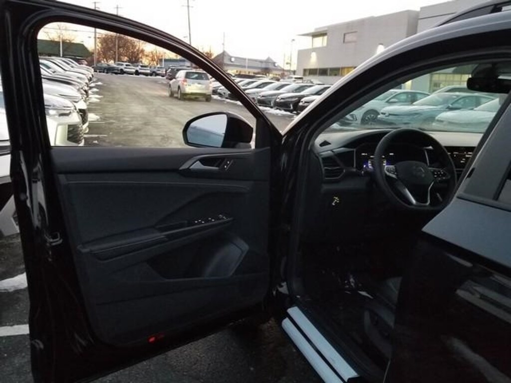 New 2025 Volkswagen Taos 1.5T SE Black SUV