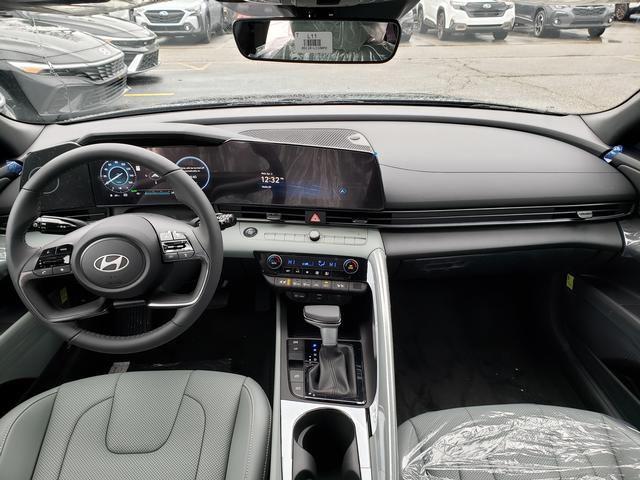 2025 Hyundai Elantra Limited - Photo 8