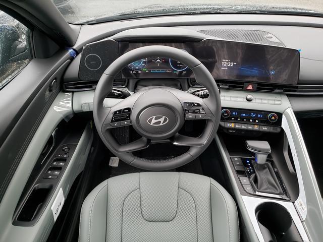 2025 Hyundai Elantra Limited - Photo 9