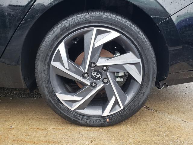 2025 Hyundai Elantra Limited - Photo 12