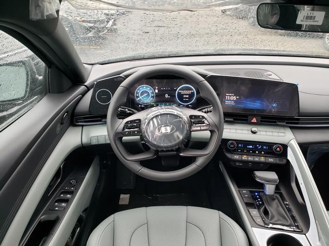 2025 Hyundai Elantra Limited - Photo 9