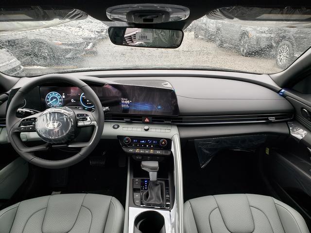 2025 Hyundai Elantra Limited - Photo 8