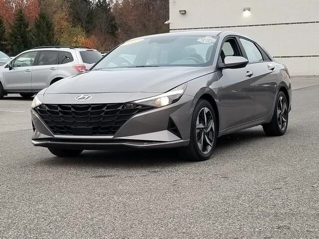 2023 Hyundai Elantra SEL photo 3