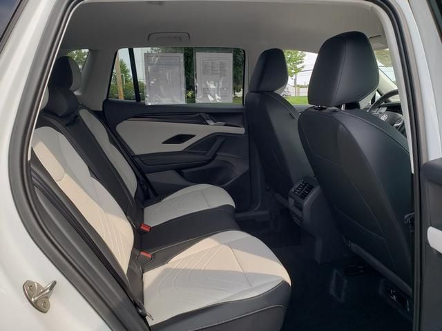 2025 Volkswagen Tiguan SE - Photo 18