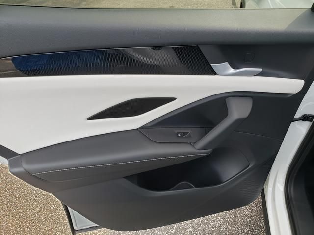 2025 Volkswagen Tiguan SE - Photo 14