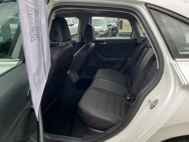 2023 Volkswagen Jetta SE - Photo 11