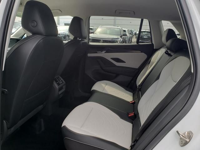 2025 Volkswagen Tiguan SE - Photo 13
