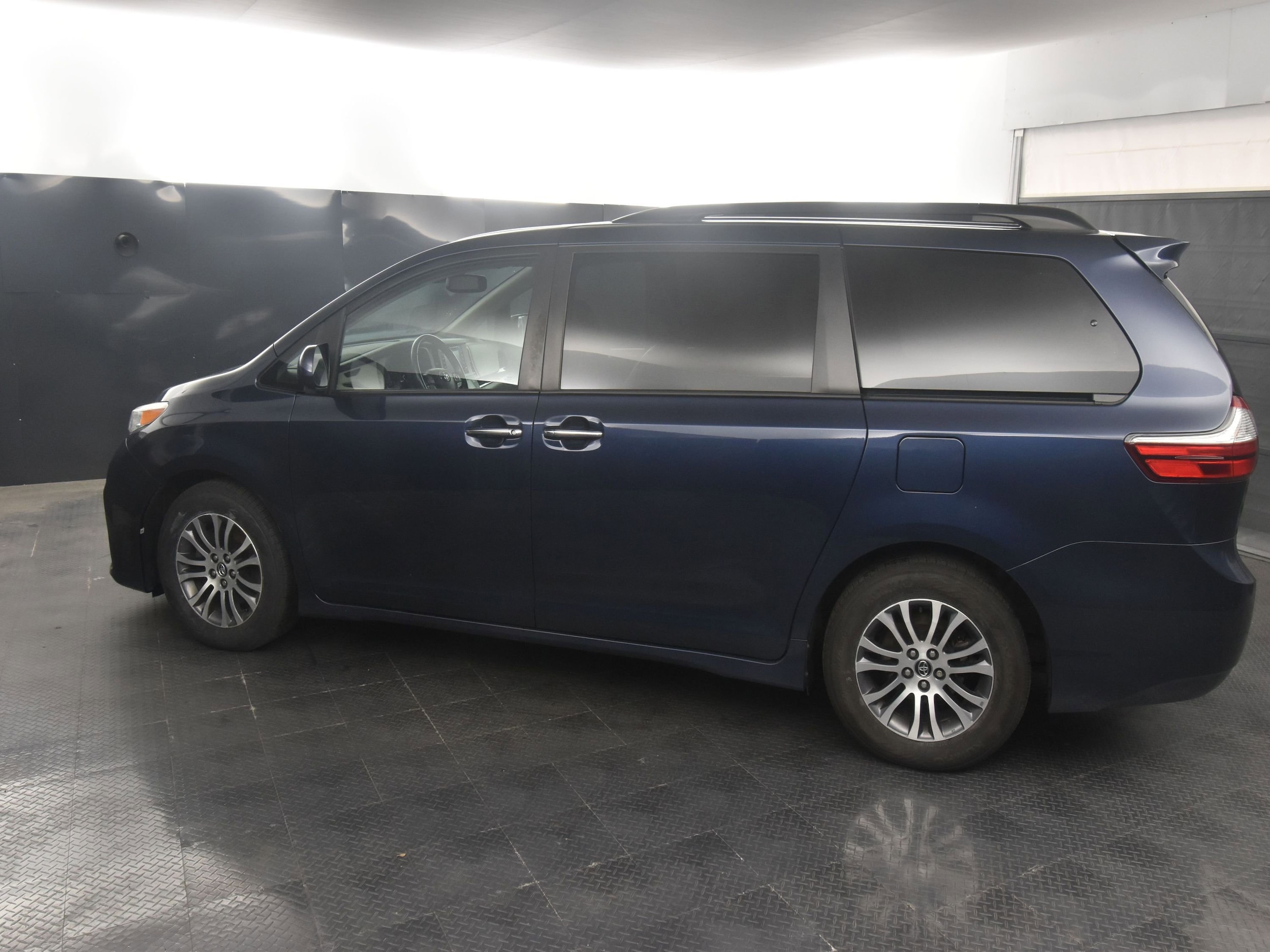 Used 2018 Toyota Sienna XLE with VIN 5TDYZ3DC3JS959289 for sale in Rochester, NY