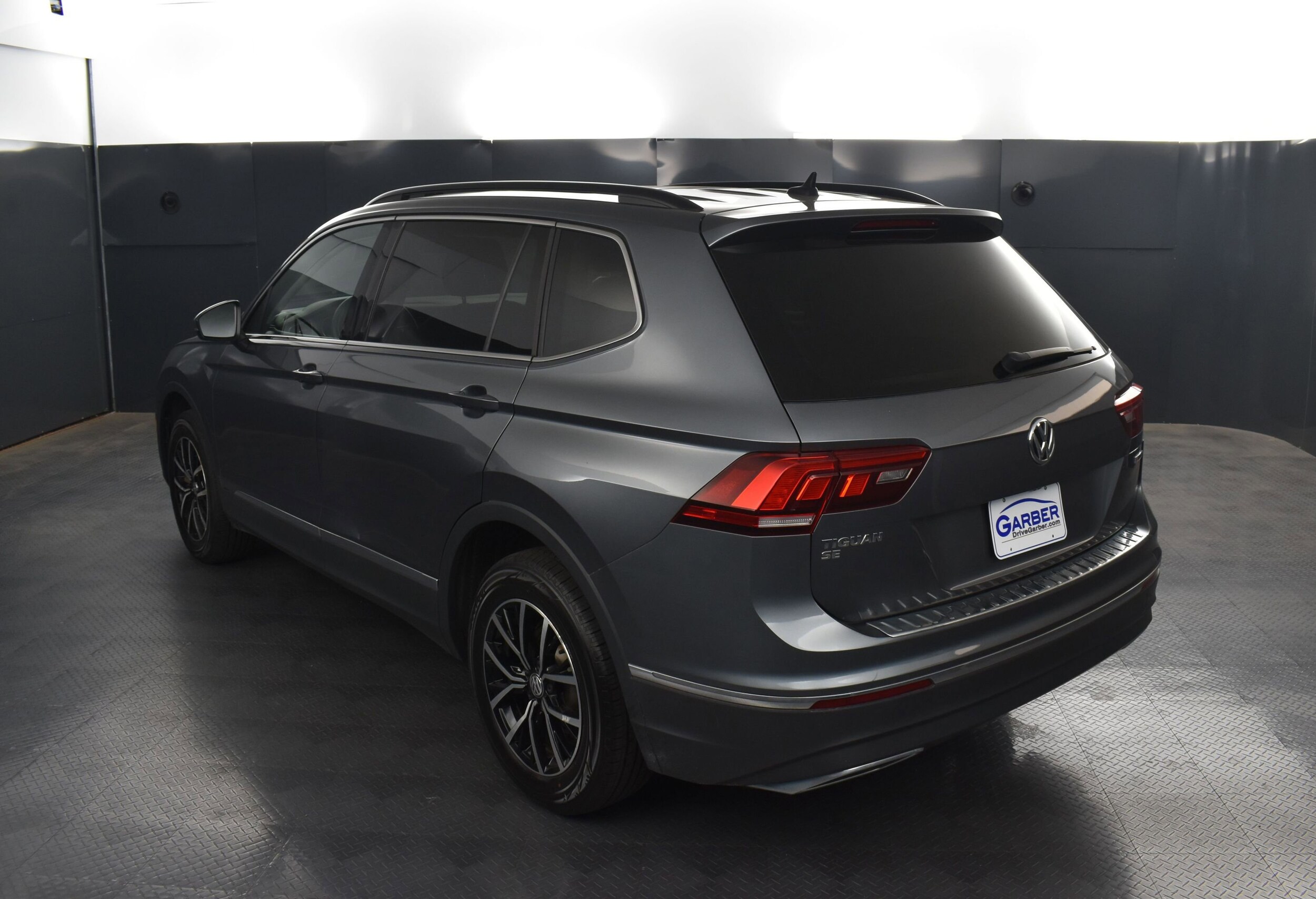 2021 Volkswagen Tiguan SE photo 2