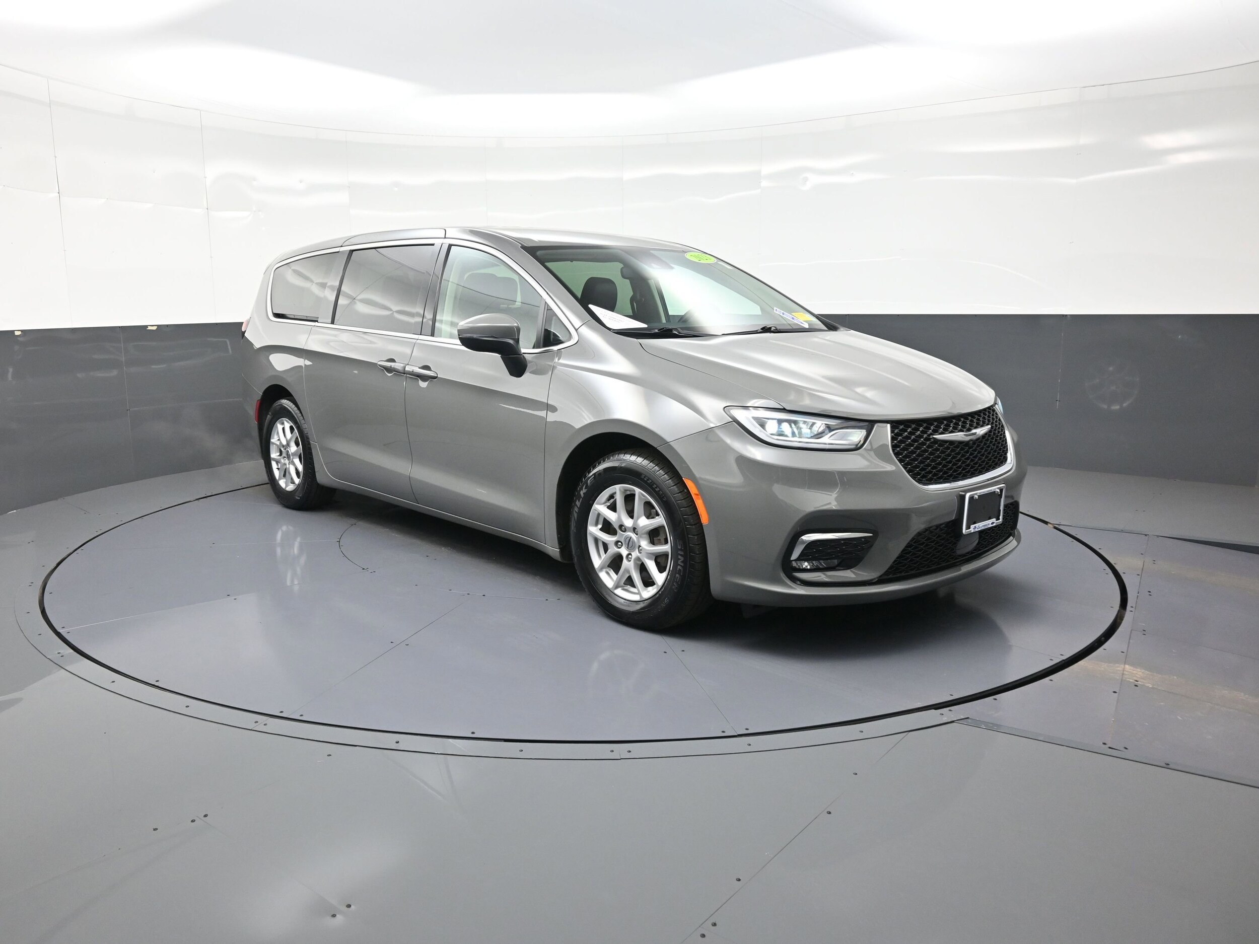 2023 Chrysler Pacifica Touring L's photo