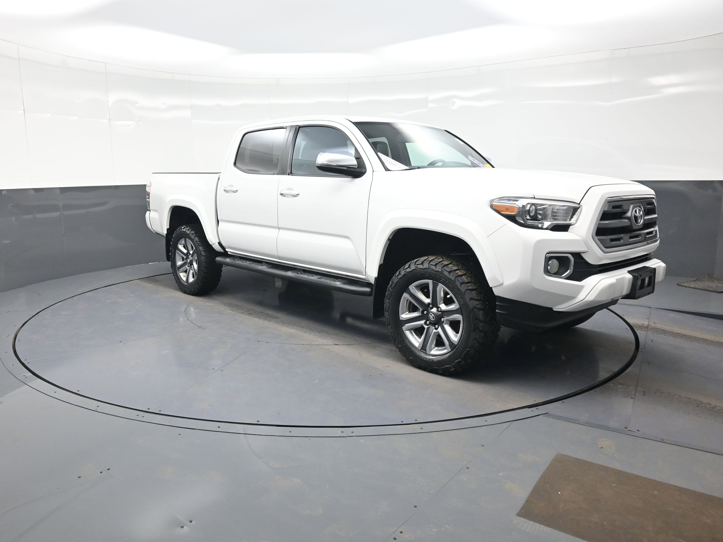 2017 Toyota Tacoma Limited Double Cab 4x4 V6 Auto Short Bed's photo