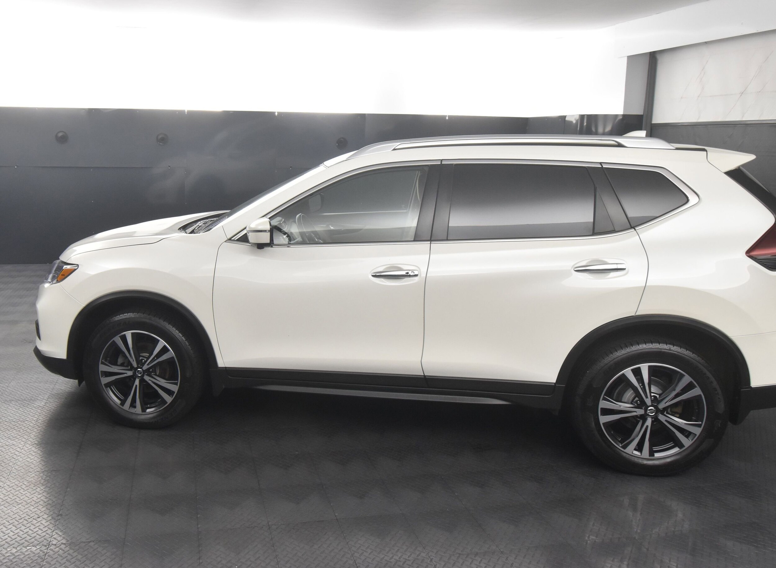 2020 Nissan Rogue SV photo 2