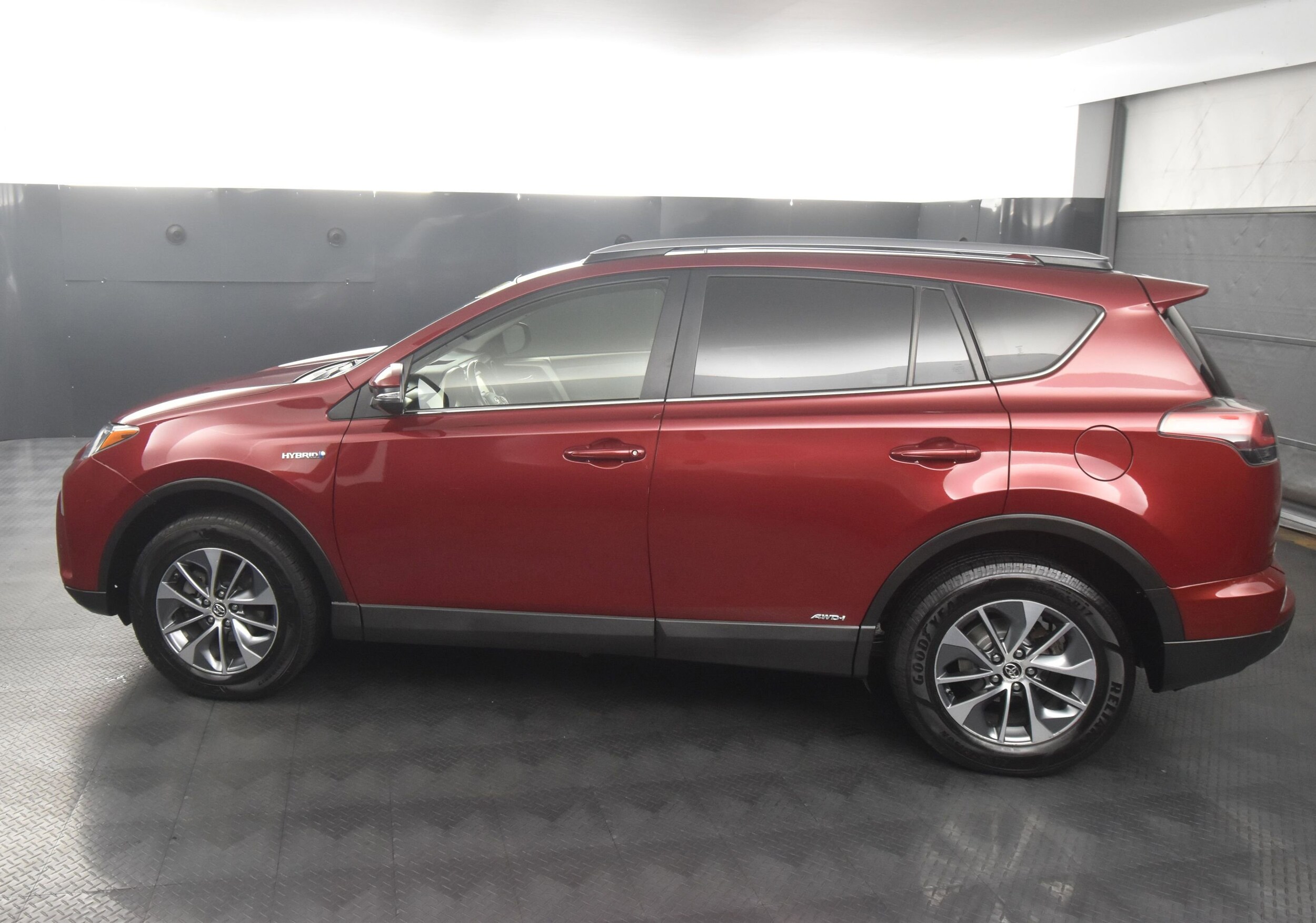 2018 Toyota RAV4 Hybrid XLE photo 3