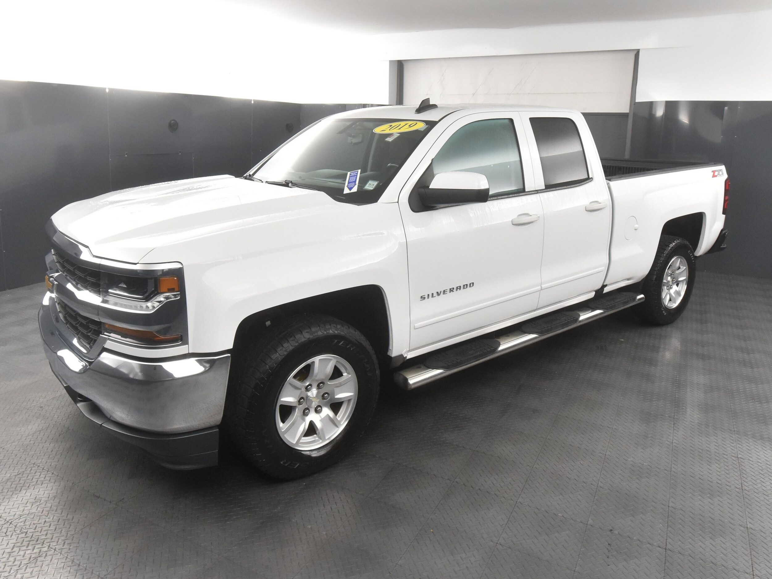 2019 Chevrolet Silverado 1500 LT photo 2