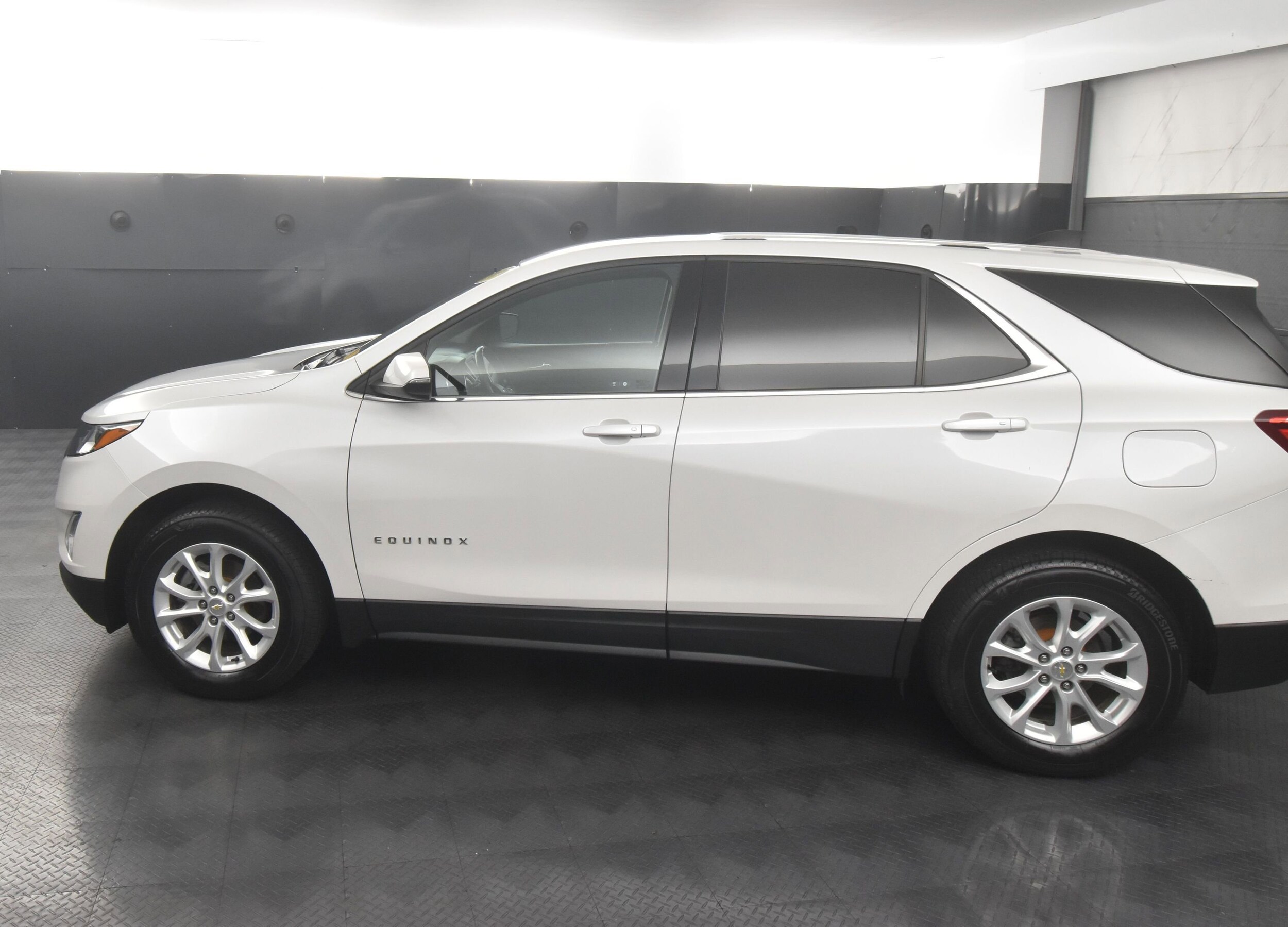 2019 Chevrolet Equinox LT photo 2