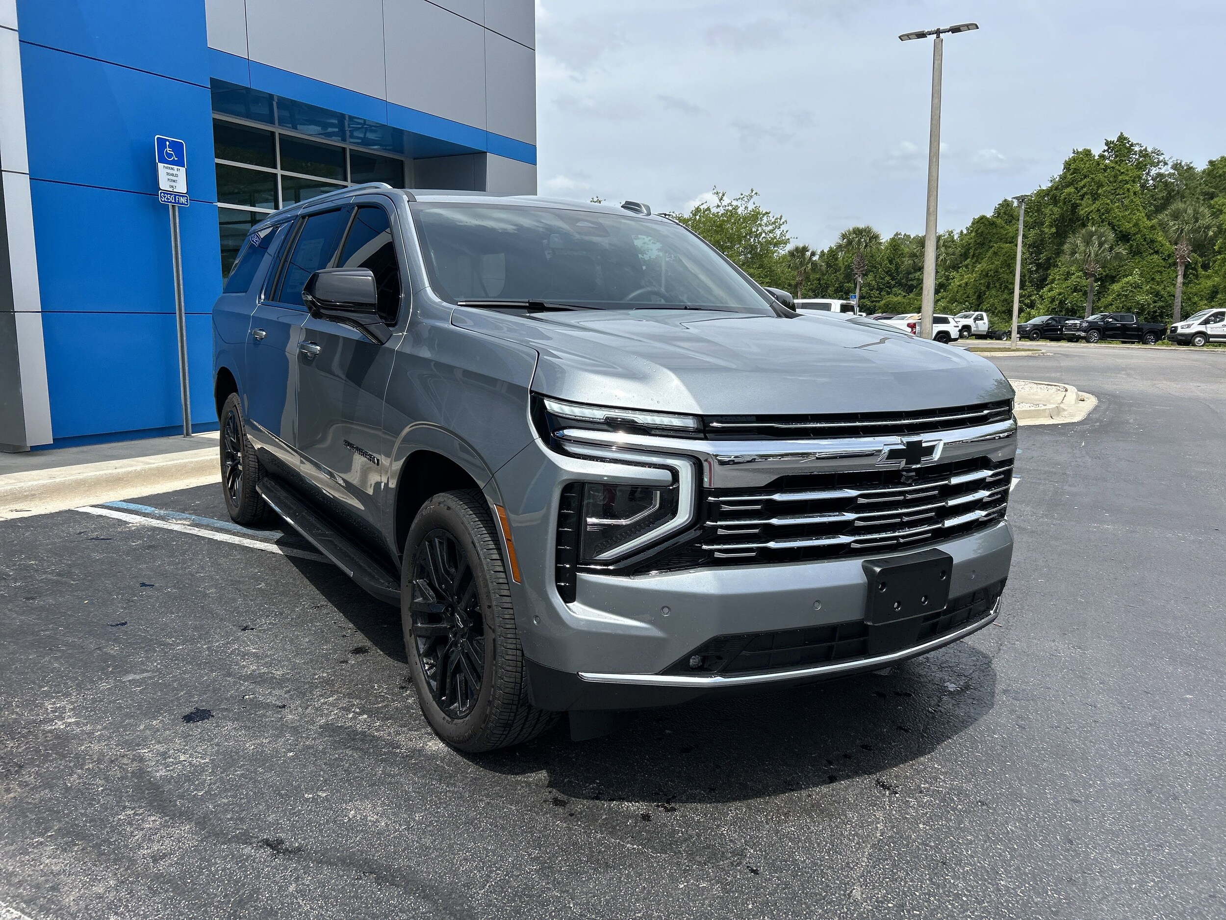2025 Chevrolet Suburban Premier photo 2