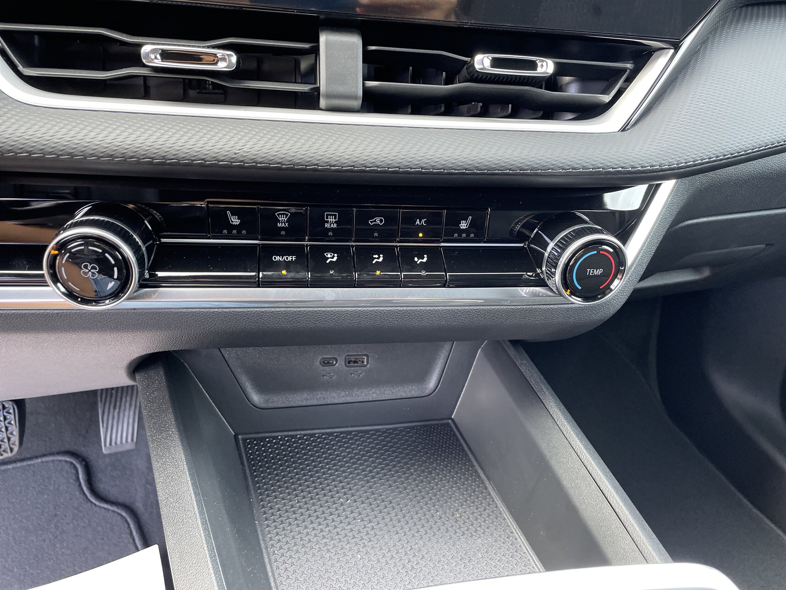 2027 Chevrolet Equinox LT - Photo 24