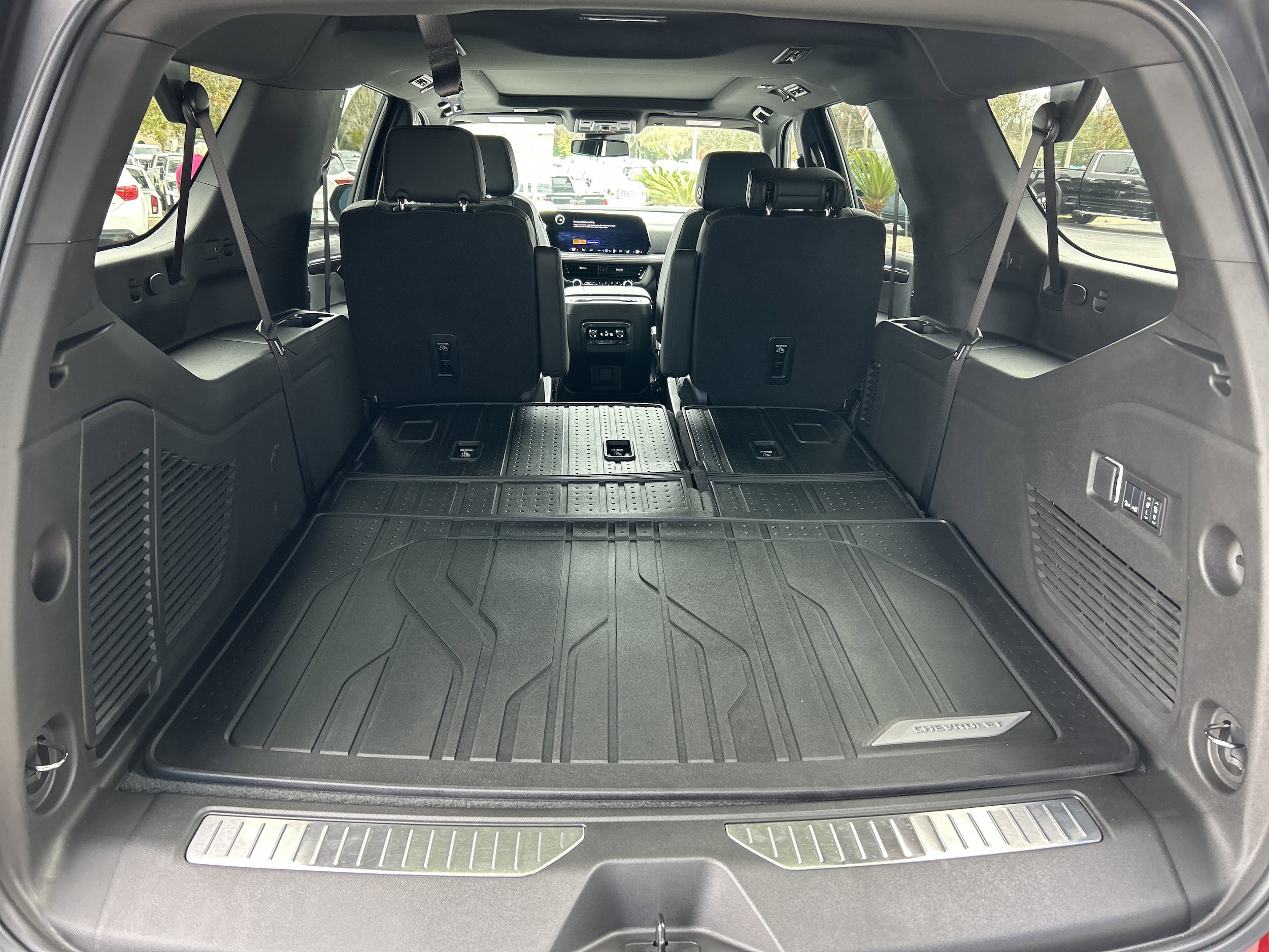 2025 Chevrolet Suburban RST - Photo 11