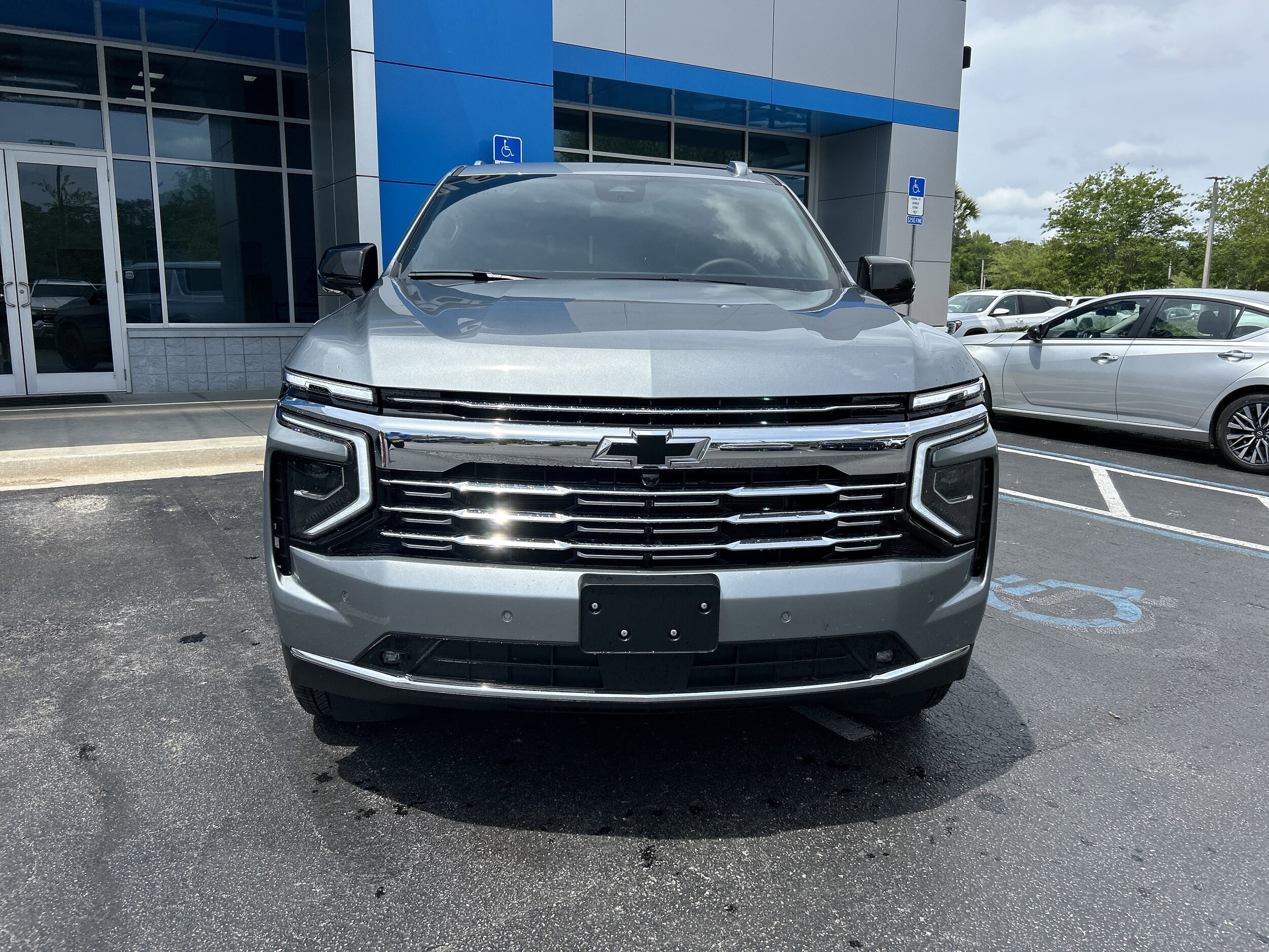 2025 Chevrolet Suburban Premier photo 3