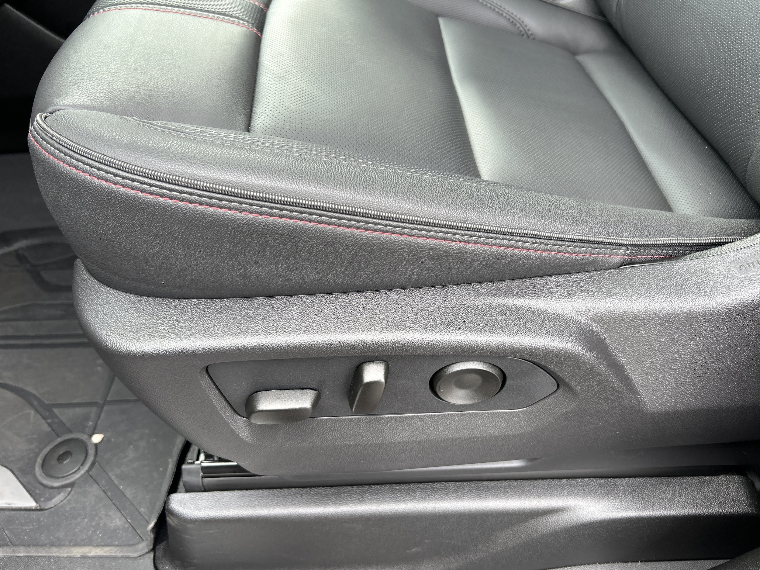 2025 Chevrolet Suburban RST - Photo 26