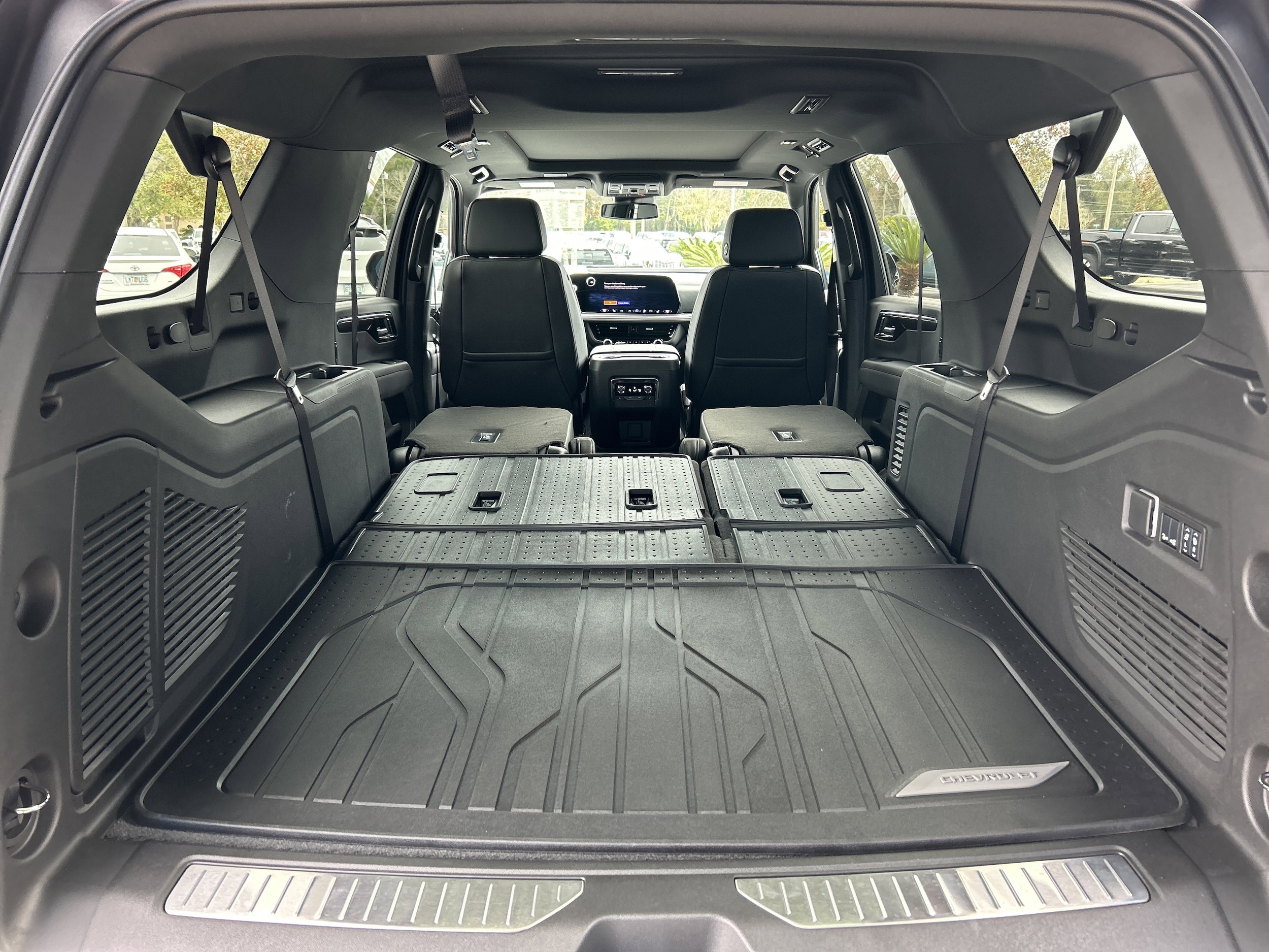 2025 Chevrolet Suburban RST - Photo 12