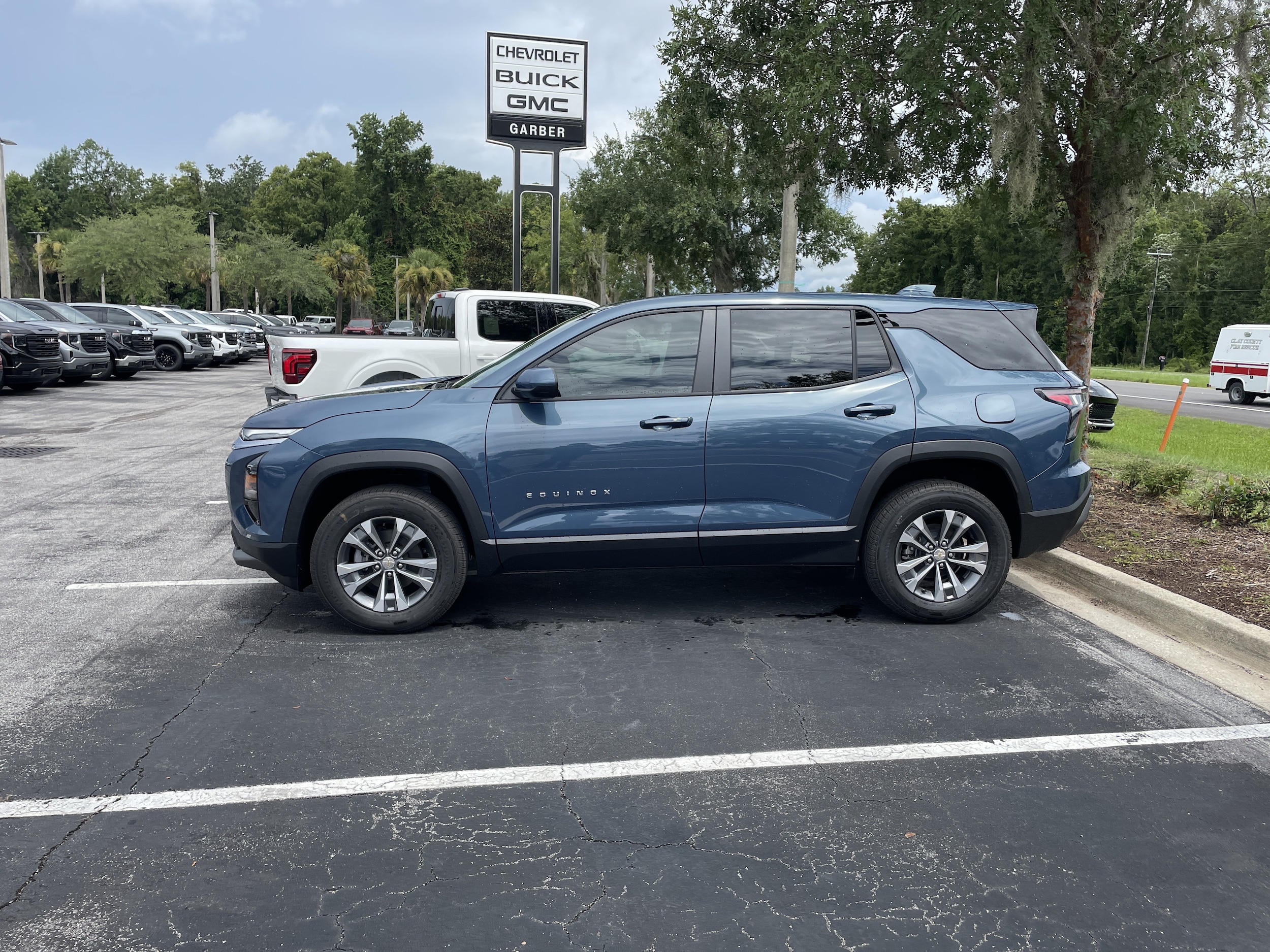 2027 Chevrolet Equinox LT - Photo 4
